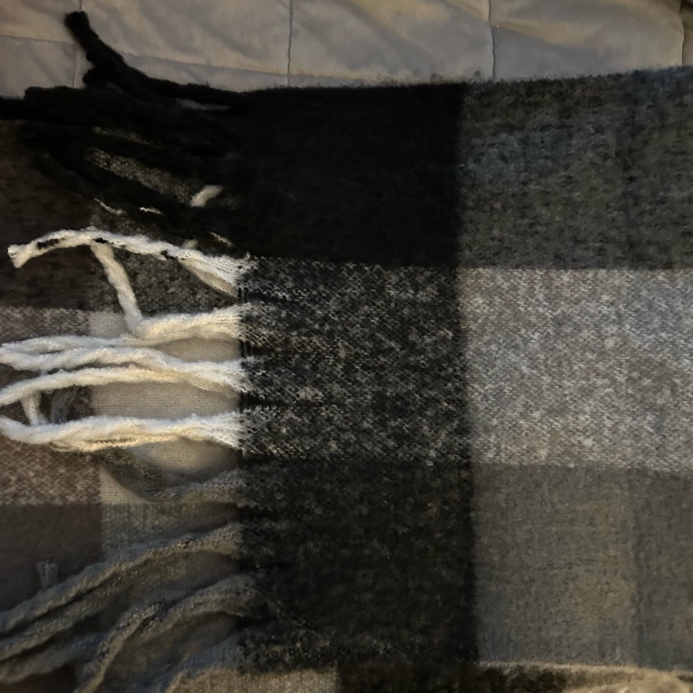 Checkered blanket scarf with fringe
